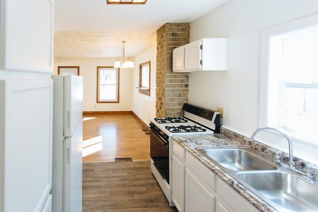 Kitchen With Exposed Brick - 831 Comfort St
