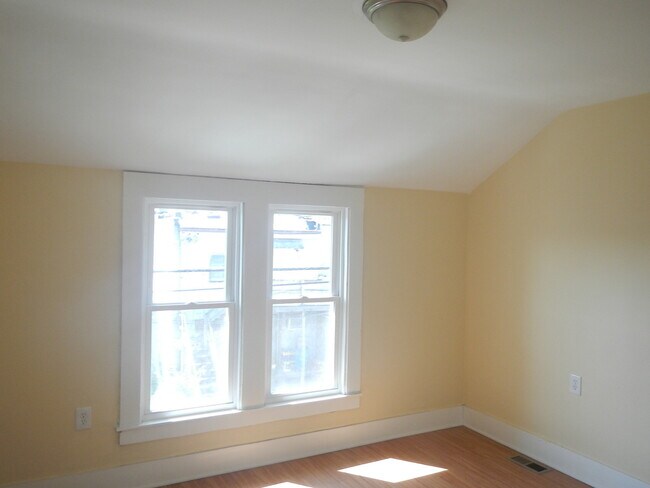 Building Photo - Bright & Comfortable Waltherson Townhouse