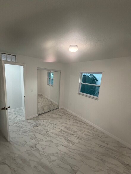 Building Photo - 2319 Stratford Dr