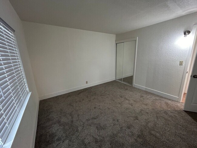 Building Photo - 1049