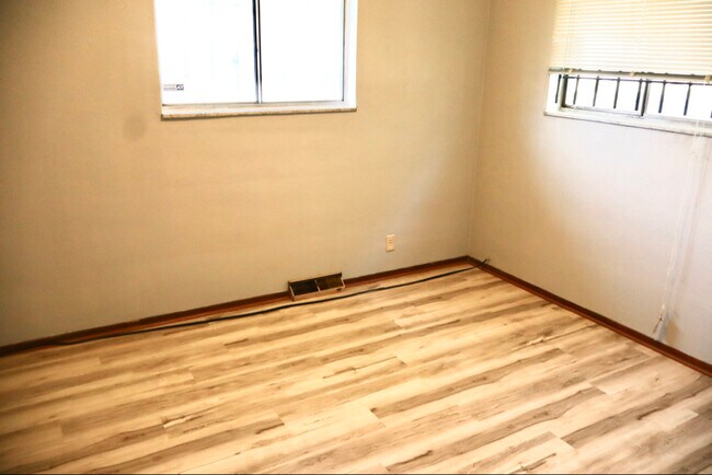 Building Photo - 2301 Belleview Ave