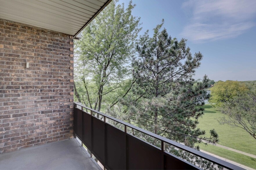 Deck - 700 Wellington Ave