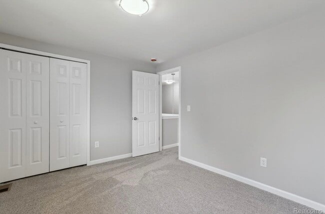 Building Photo - 6879 Brookshire Dr