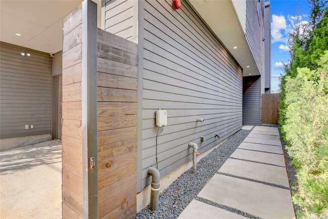 Building Photo - 1116 Peden St