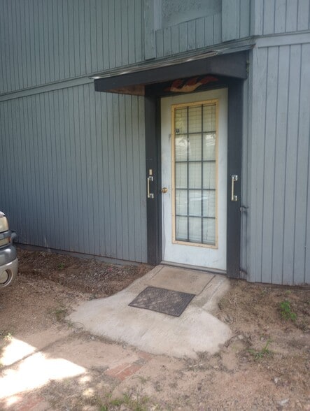 Building Photo - 132 Lindsey Rd