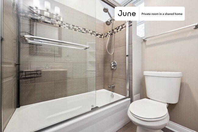 Building Photo - Private bedroom in 3 bed/1 bath Home