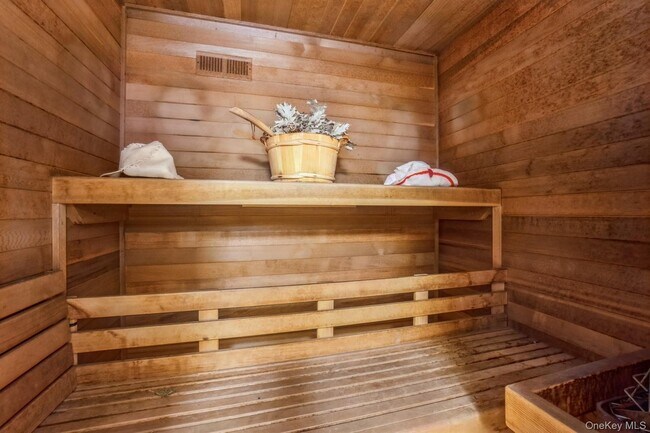 Building Photo - 196-15 Como Ave