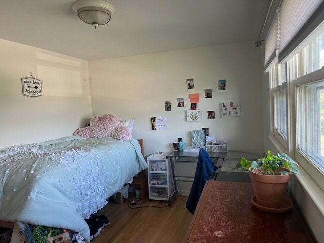 Building Photo - Bright 4 Bedroom Walking to IC