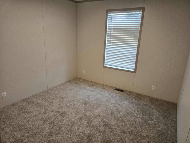 Building Photo - 415 NW Poplar Ave