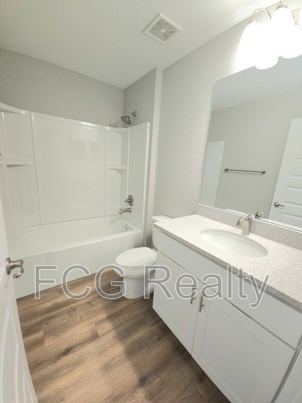 Building Photo - 10 Pine Cir Way