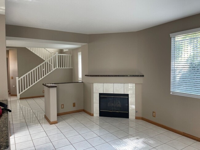 Building Photo - Spacious 4 Bedroom Townhouse Style Condo i...