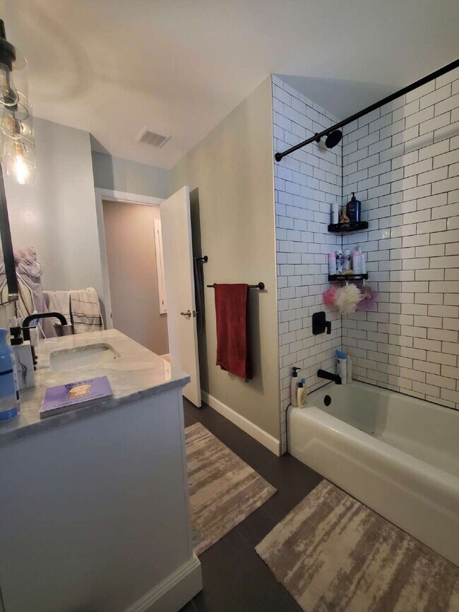Building Photo - 4 bed 2 bath Comfortable and spacious single-family house, in NE Minneapolis