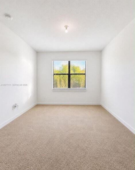 Building Photo - 8740 SW Kanner Oaks Dr