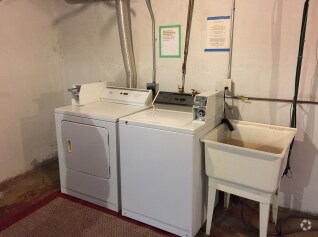 Building Photo - 1 Bed 1 Bath Apartment in a Triplex Close ...