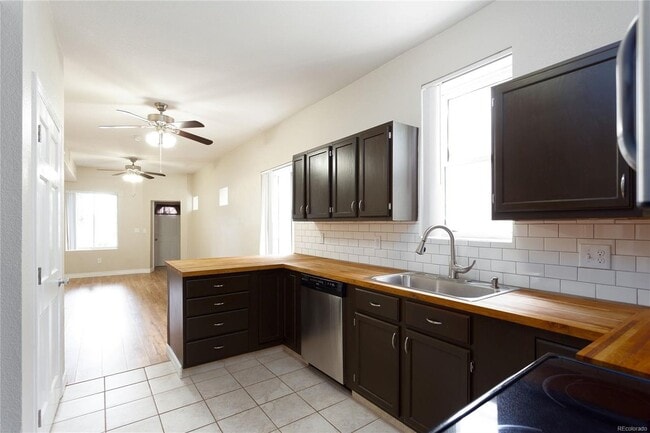 Building Photo - Unbeatable Sunnyside Location!