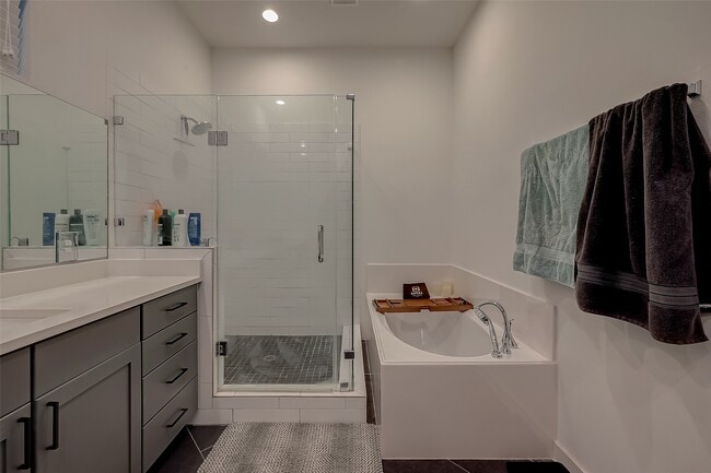 Building Photo - 8911 Knoll Villas St