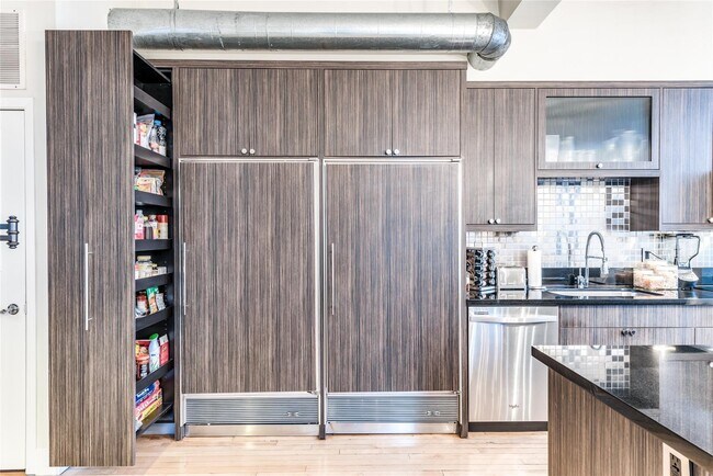 Building Photo - 705 Main St