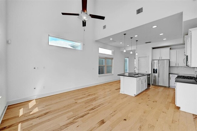 Building Photo - 2308 Hermia St