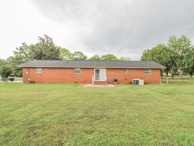 Building Photo - Fresh Paint and New Carpet! 4 bedroom home...