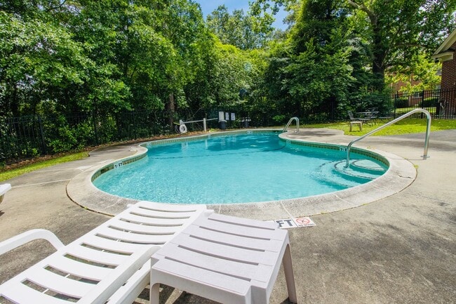 Building Photo - Renovated 1-Bedroom Condo in Heathwood Cou...