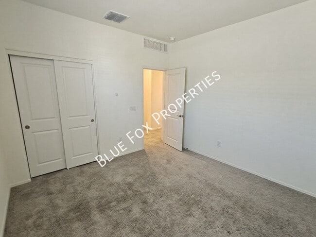 Building Photo - 5525 W Lazy Farm Dr