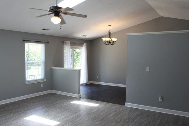 Building Photo - 612 Woodfield Cir