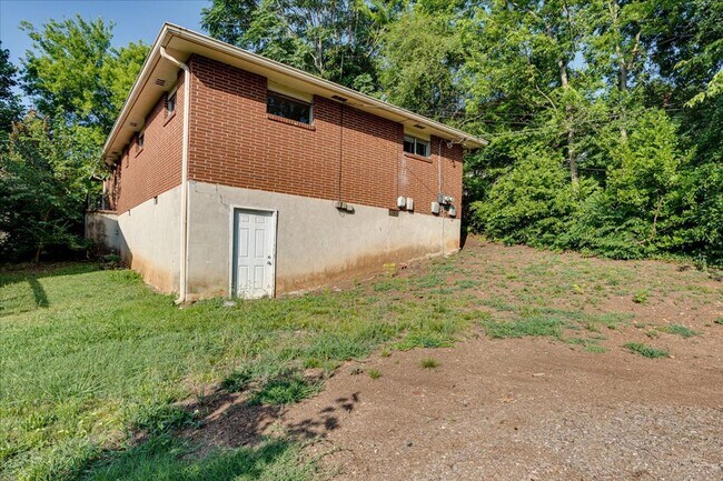 Building Photo - Duplex walking distance to UTC!