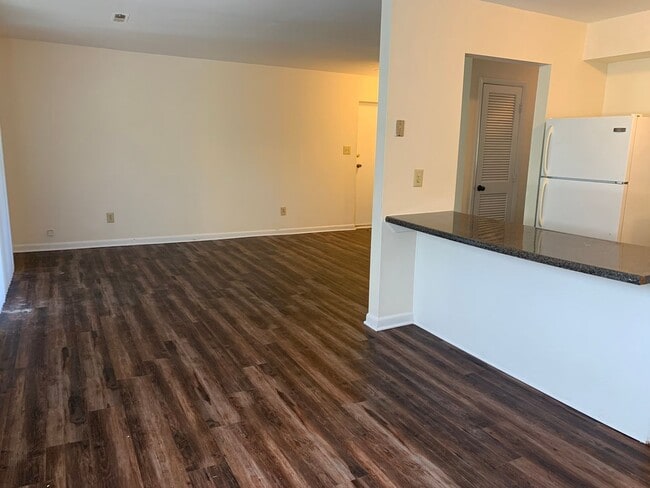 Building Photo - One-month FREE rent! Apply by 3/20/26.