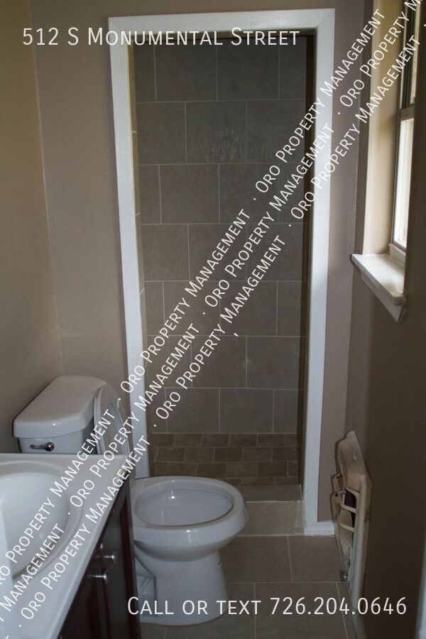 Building Photo - 512 S Monumental St