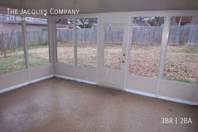 Building Photo - 813 Mark St