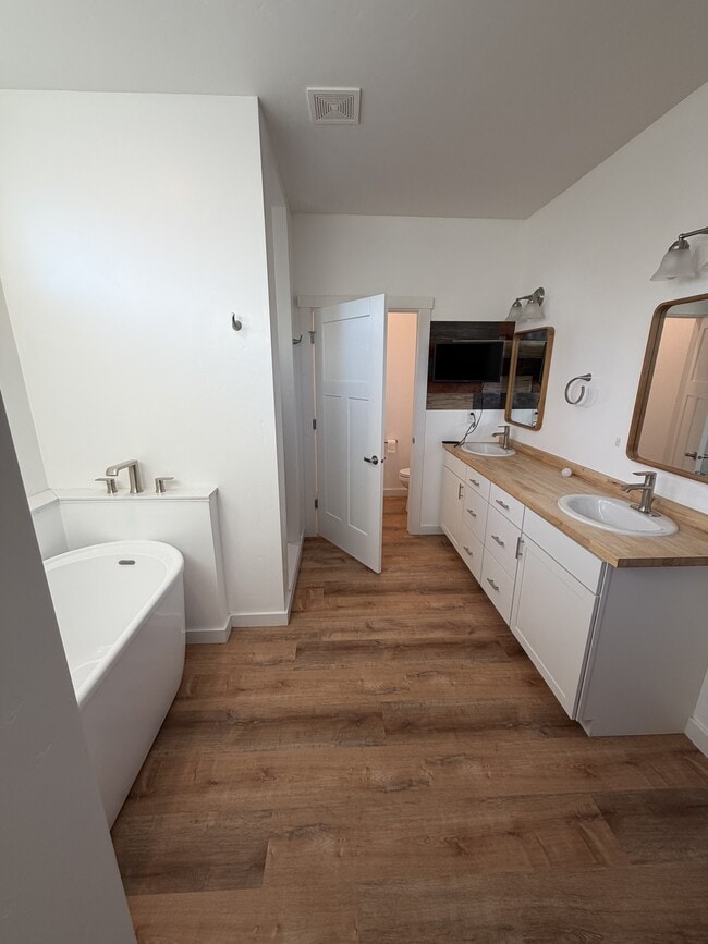 Building Photo - 4280 NE Alexander Way