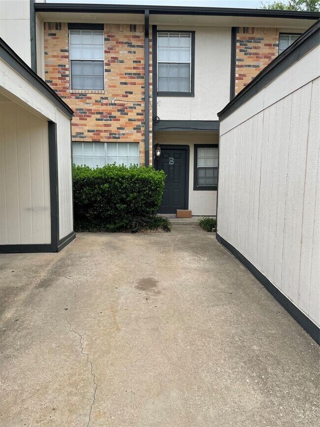 Building Photo - Trails Pl.