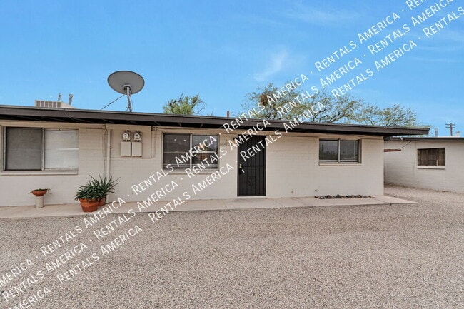 Building Photo - 3042 N Sparkman Blvd