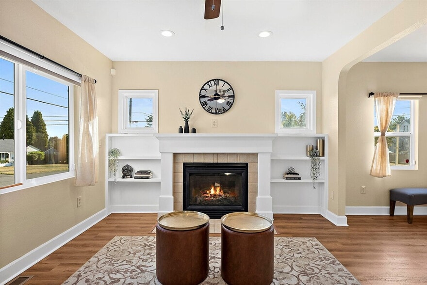 Building Photo - 109 E 45th St