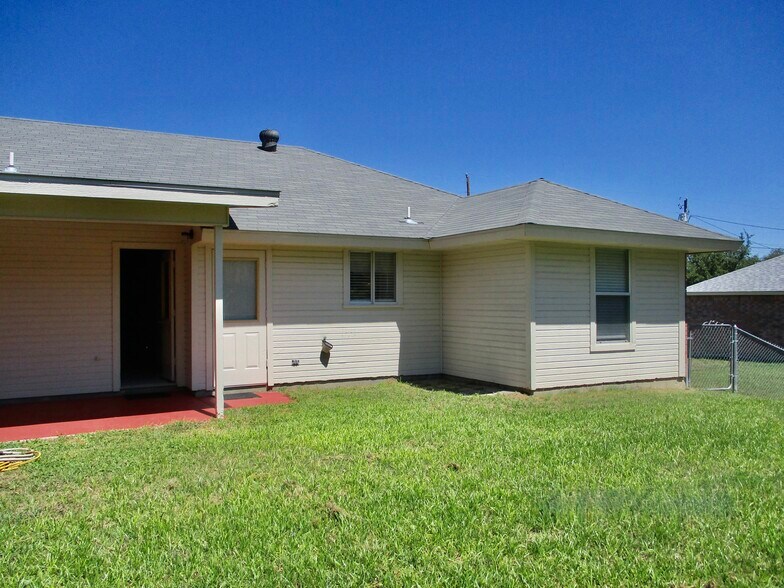 Building Photo - 165 Armadillo Ln