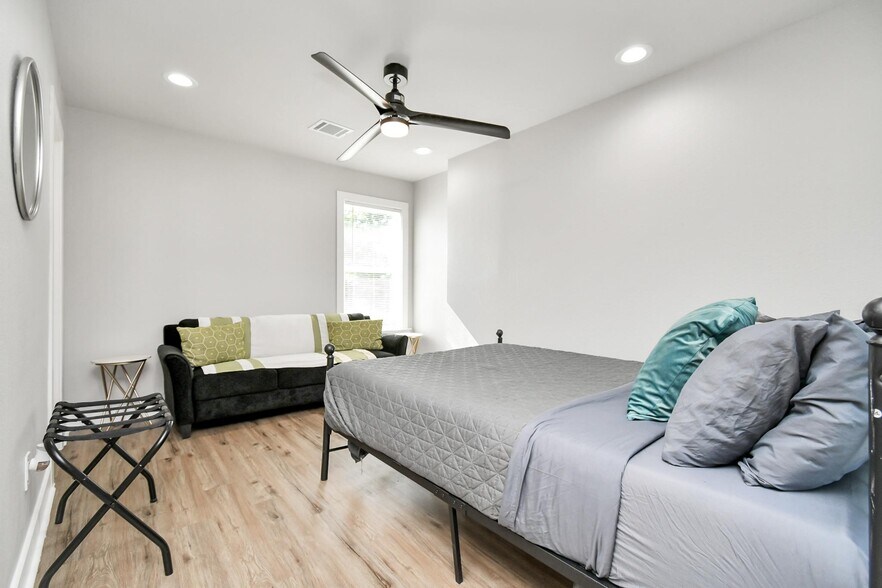 Building Photo - 1326 Hussion St