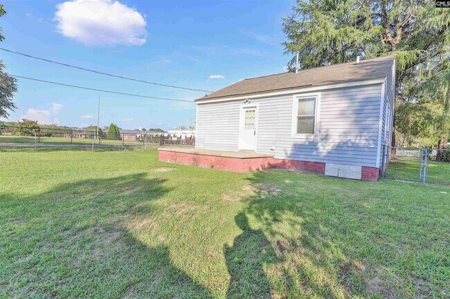 Building Photo - Adorable 3BR/1.5BA Renovated Bungalow Near...