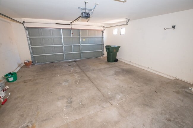 Building Photo - 3 Bedroom, 2 Bath Sante Fe, 2 Car Garage, ...