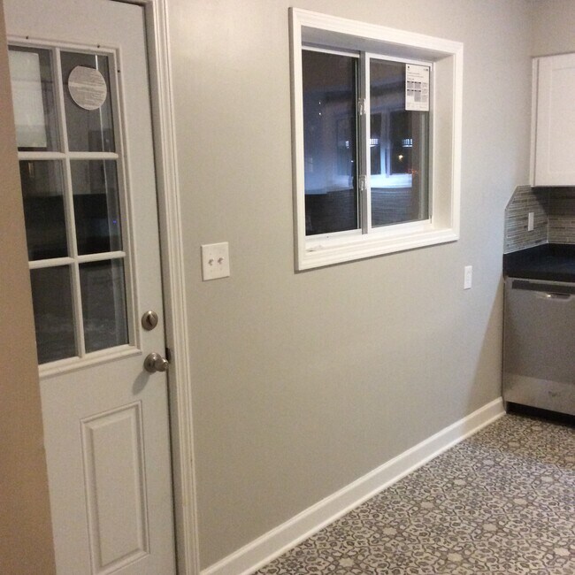 Side door into kitchen. - 337 Kenwood Avenue