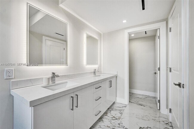 Building Photo - 1617 NE 11th St