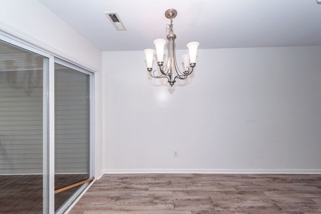 Building Photo - 2 Bedroom, 1.5 Bathroom Townhome - Charleston