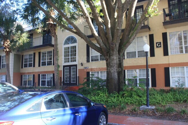 Building Photo - 4177 Versailles Dr