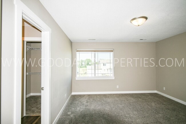 Building Photo - MUST SEE!!! Beautiful two story with 4 Bed, 2.5 Bath Home in De Soto.