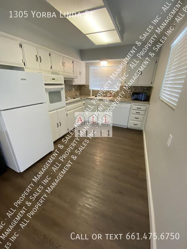 Building Photo - 1305 Yorba Linda St