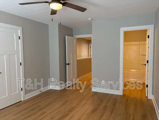 Building Photo - 621 W 39th St