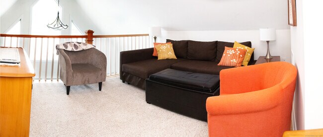 Building Photo - 12 Westover Ln