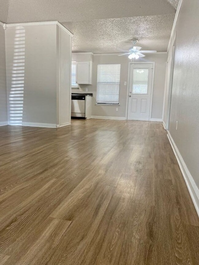 Building Photo - Charming Home located in a great neighborhood!