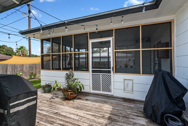 Building Photo - 306 Naples St