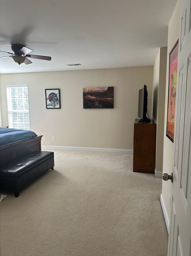 Building Photo - Prime Location, Five Forks! Lease only