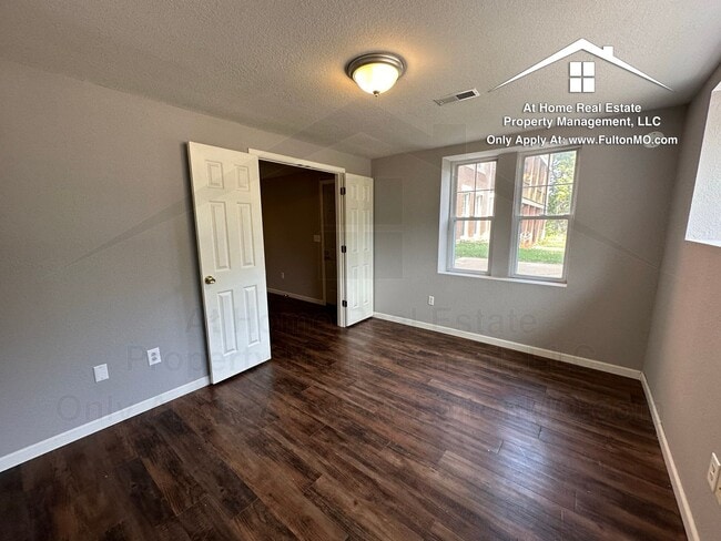 Building Photo - 101 E 10th St